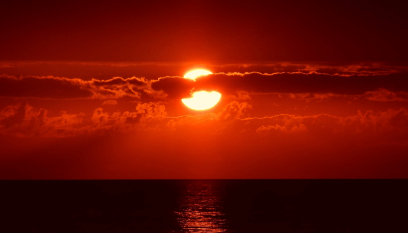 赤い海と夕焼け